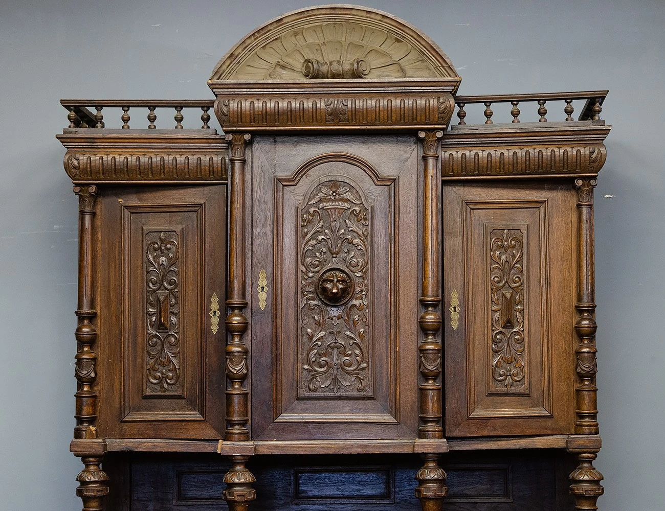 Реставрация антикварного дубового буфета 19 века