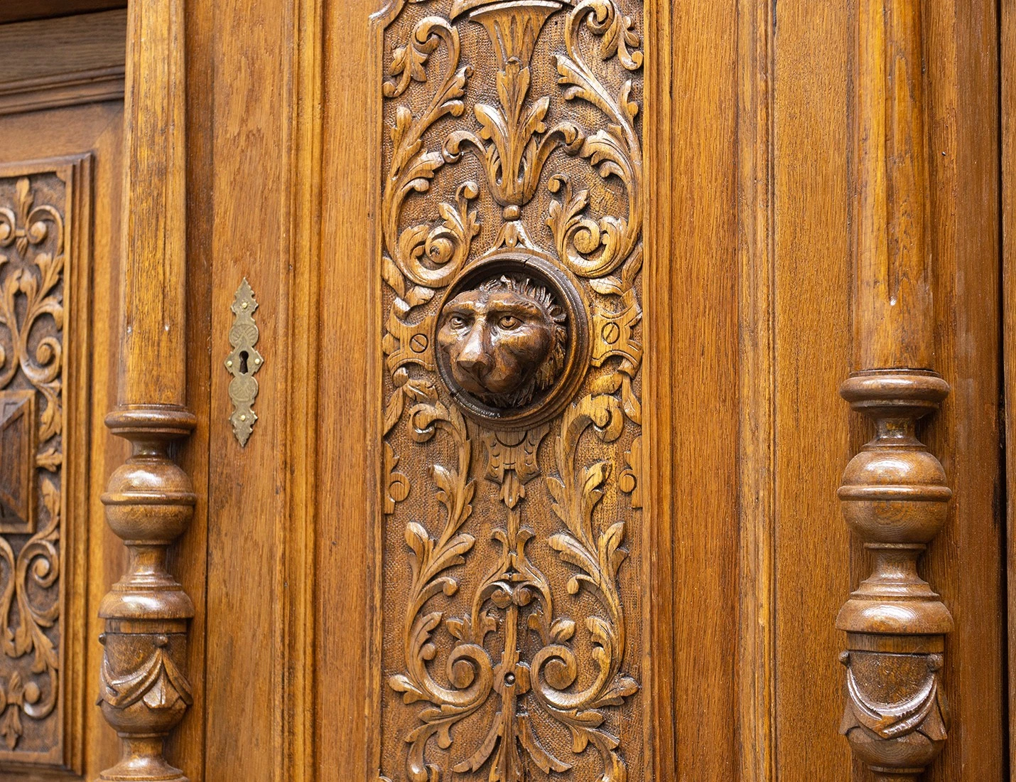 Реставрация антикварного дубового буфета 19 века