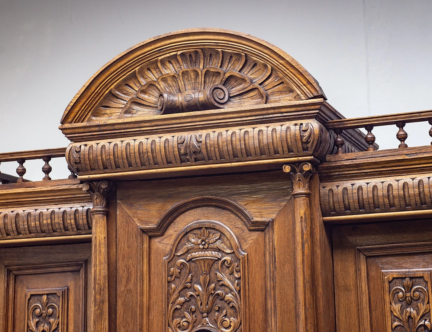 Реставрация антикварного дубового буфета 19 века