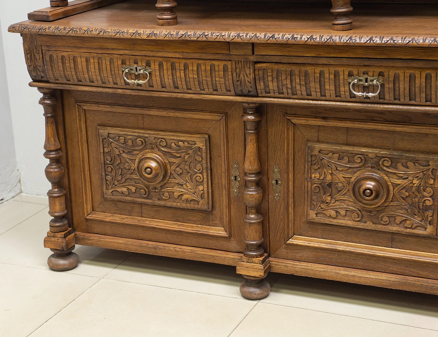 Реставрация антикварного дубового буфета 19 века