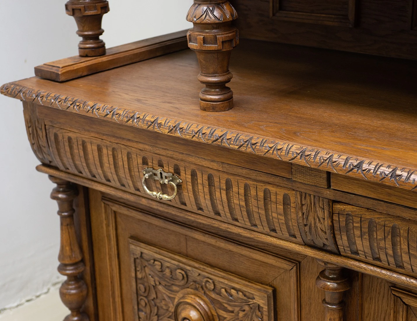 Реставрация антикварного дубового буфета 19 века