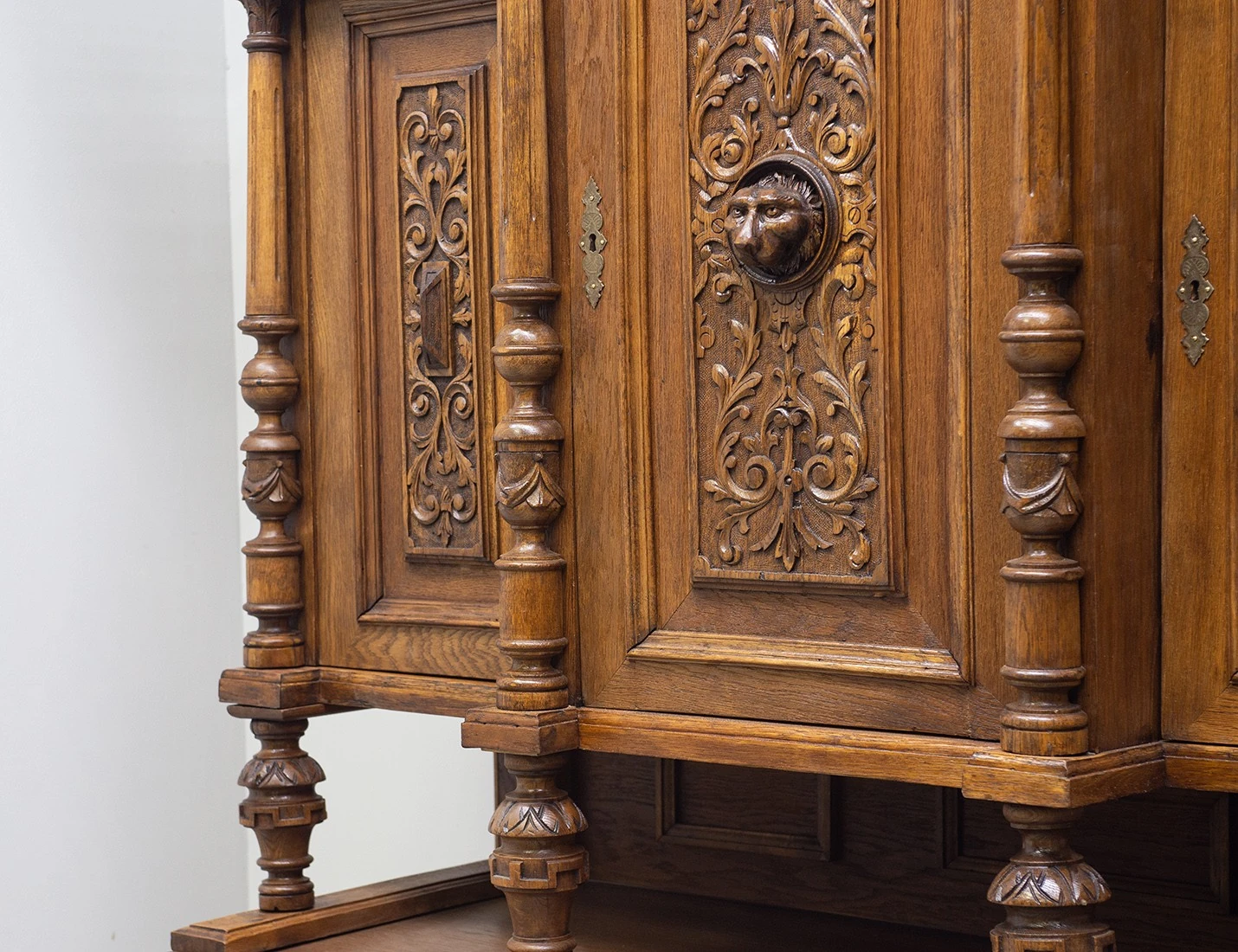 Реставрация антикварного дубового буфета 19 века