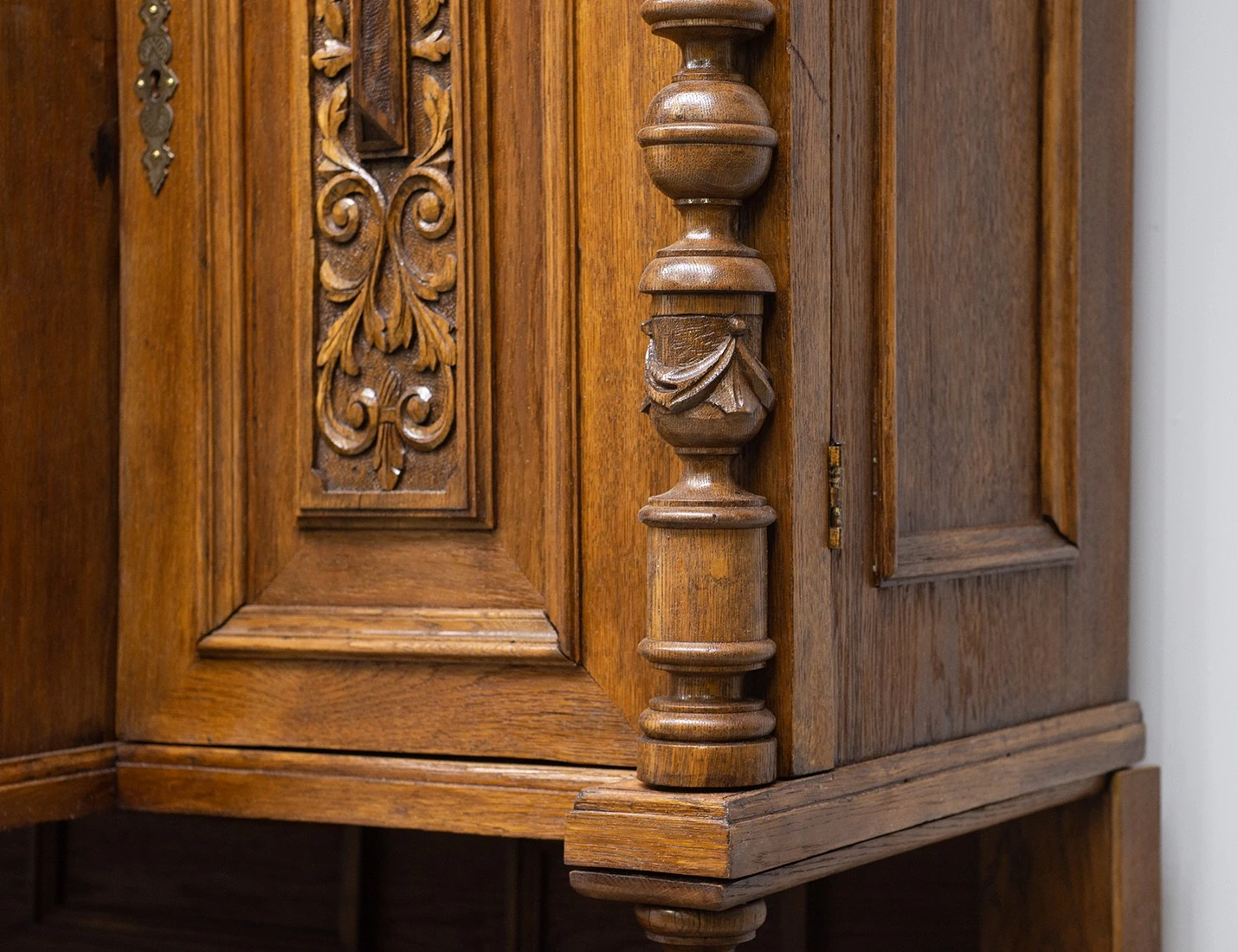 Реставрация антикварного дубового буфета 19 века