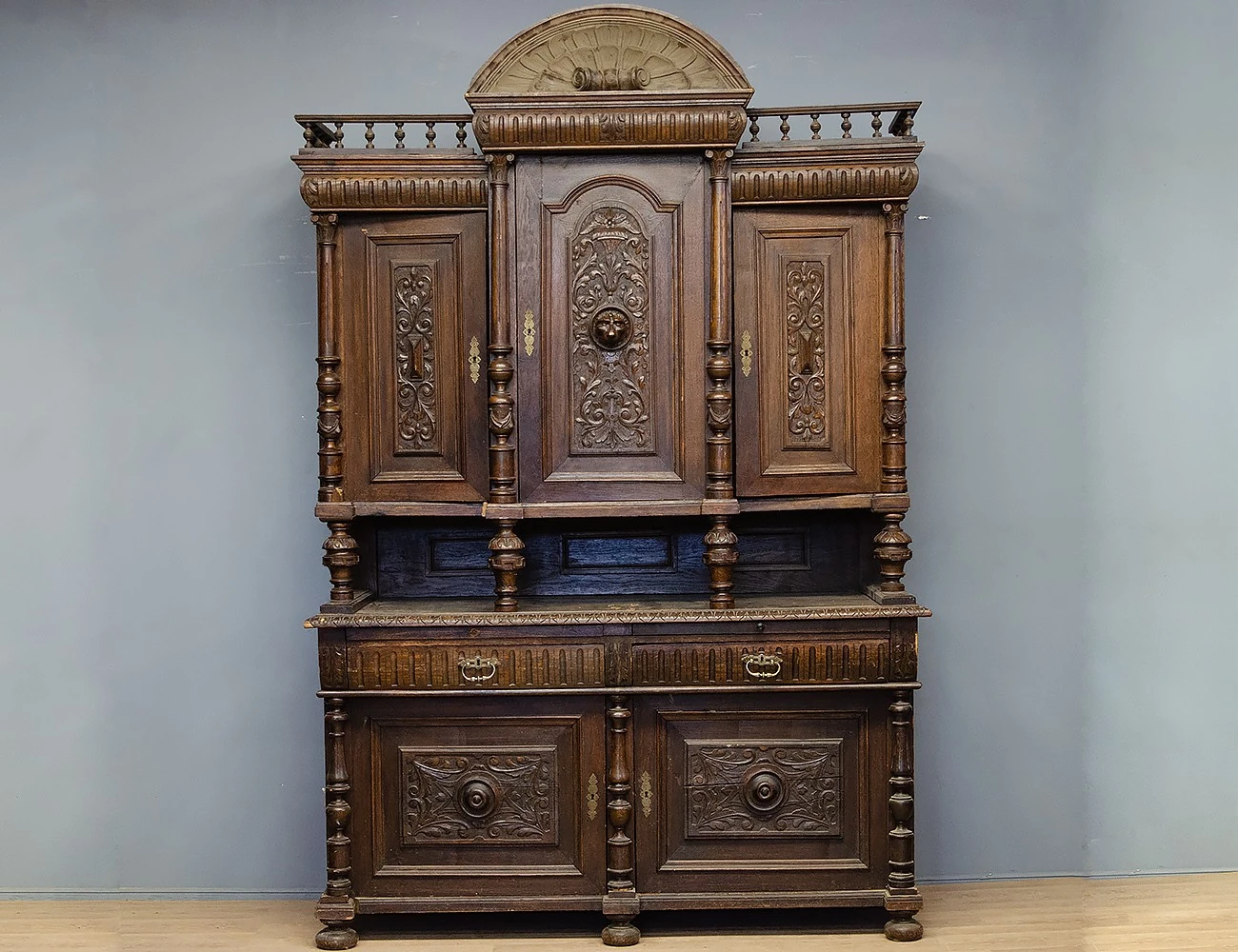 Реставрация антикварного дубового буфета 19 века