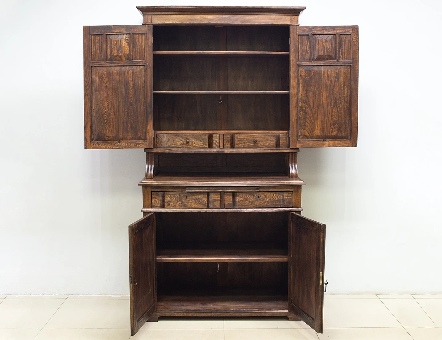 Реставрация антикварного буфета ясеня