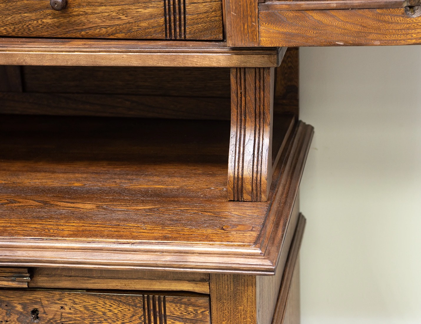 Реставрация антикварного буфета ясеня