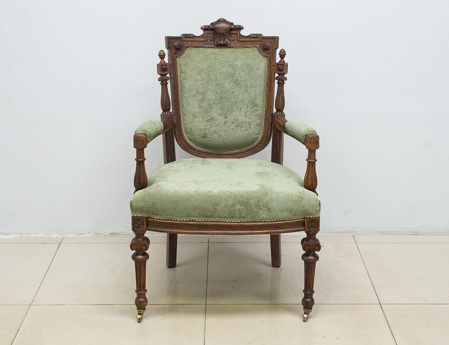 Реставрация антикварного кресла с резьбой, 19 век