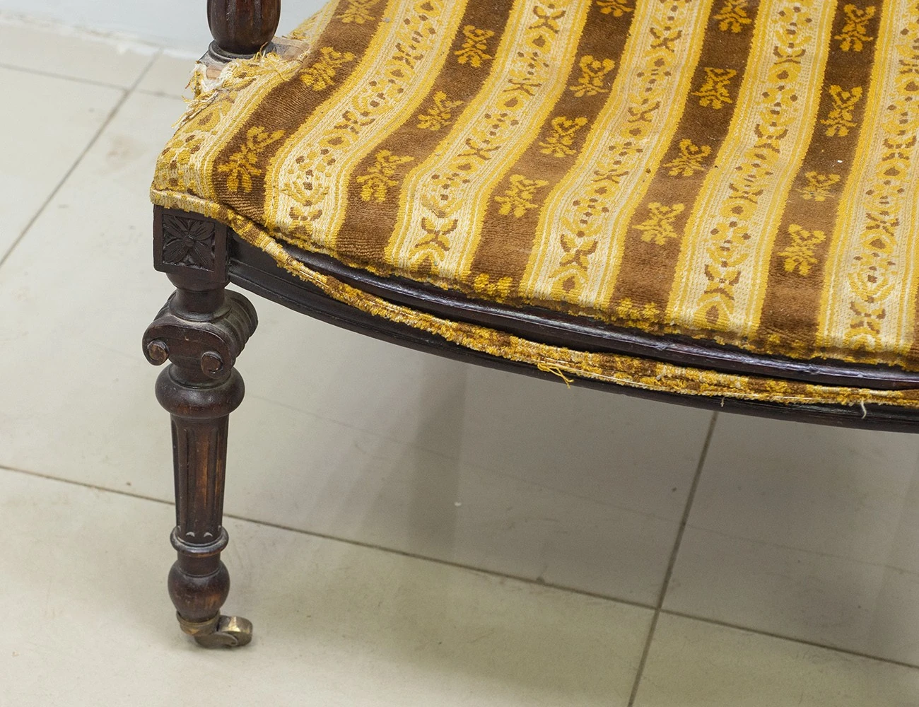 Реставрация антикварного кресла с резьбой, 19 век