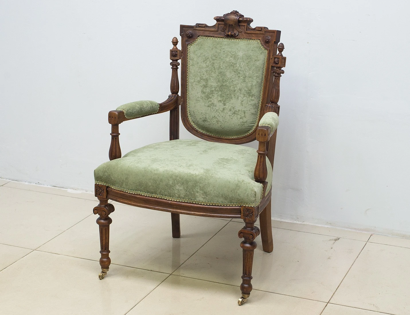 Реставрация антикварного кресла с резьбой, 19 век