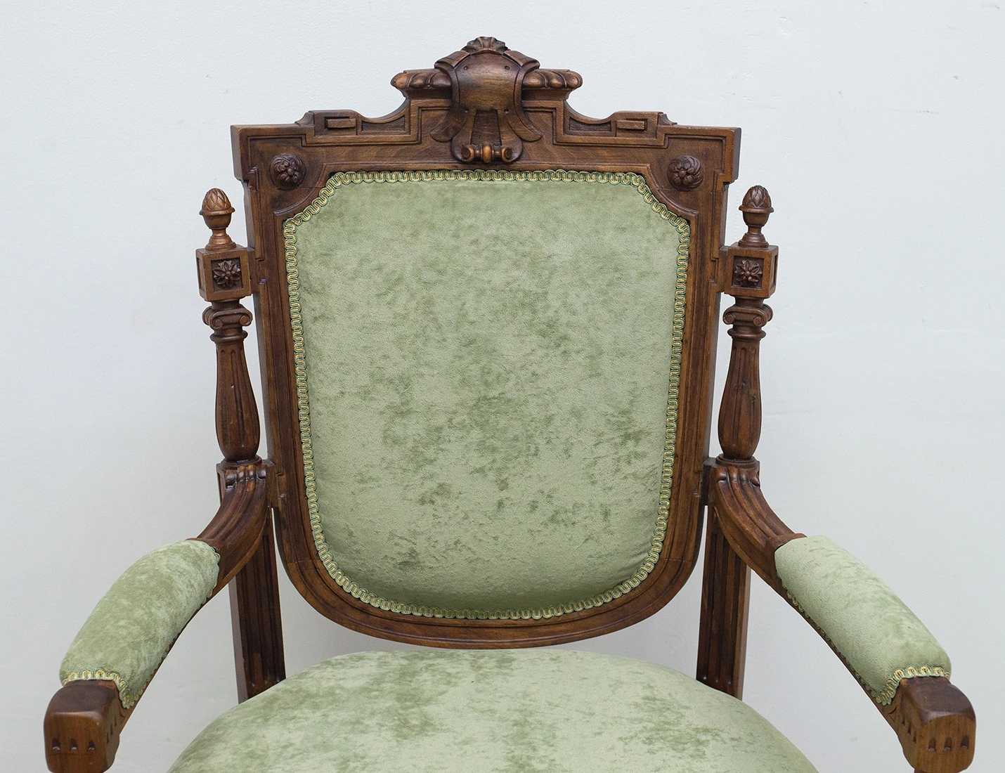 Реставрация антикварного кресла с резьбой, 19 век