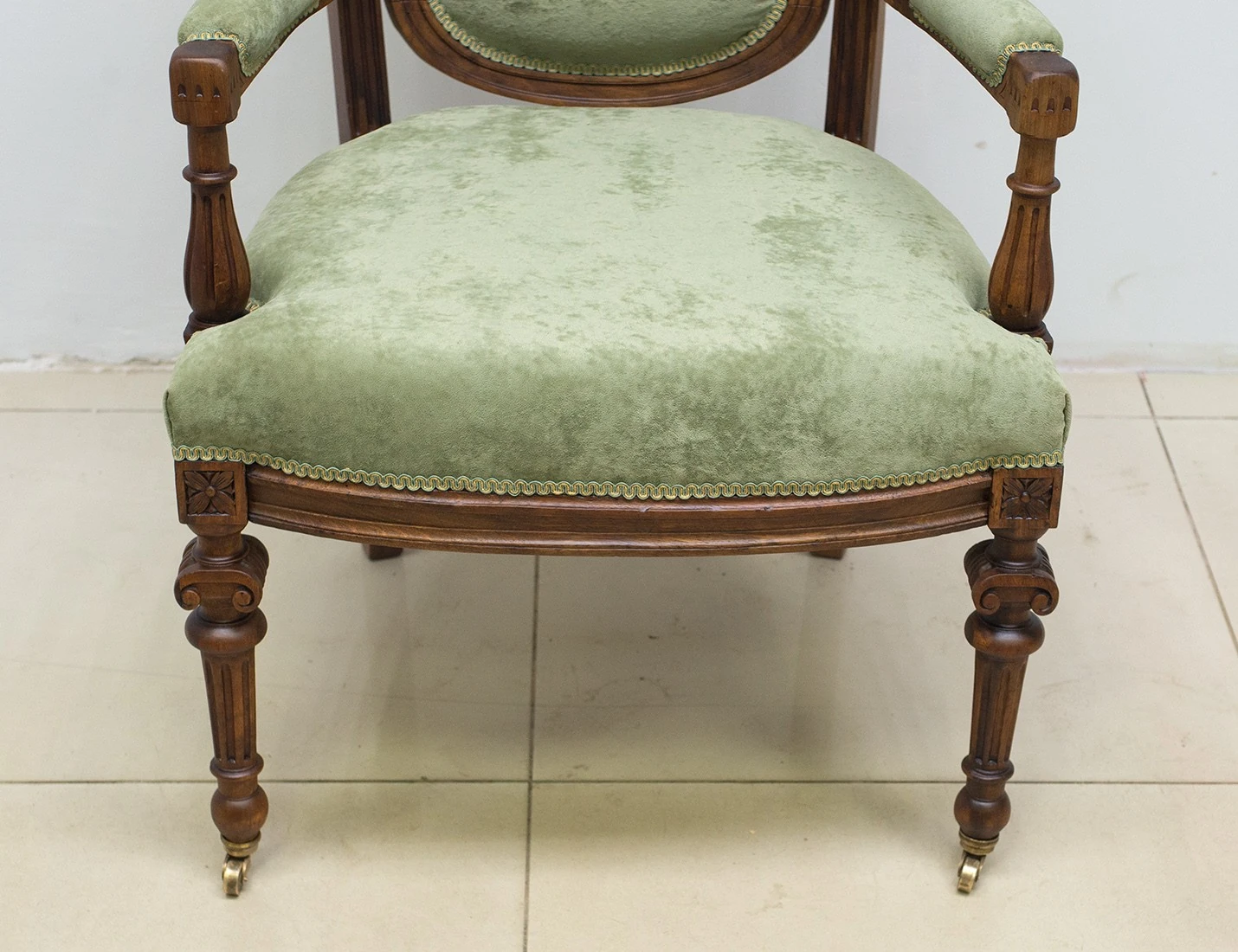 Реставрация антикварного кресла с резьбой, 19 век