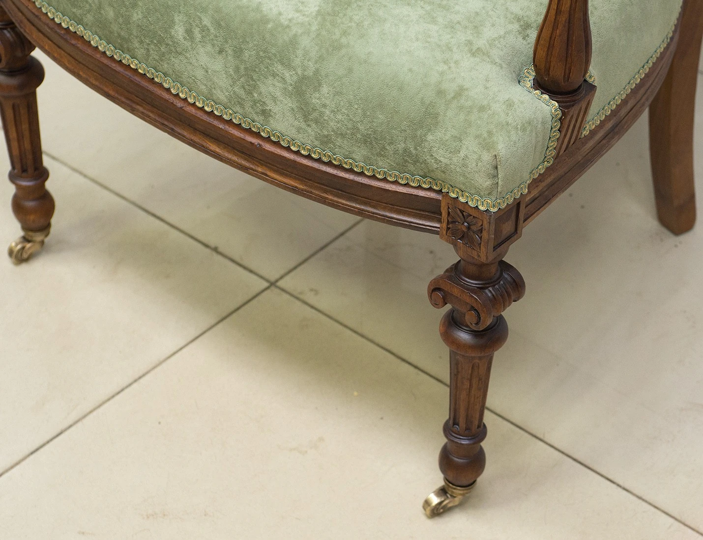 Реставрация антикварного кресла с резьбой, 19 век