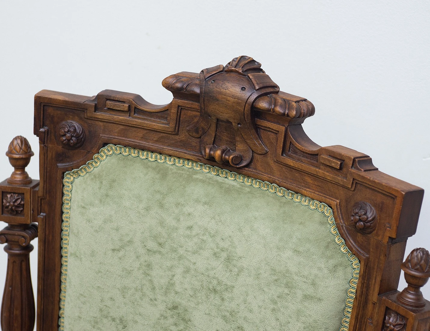 Реставрация антикварного кресла с резьбой, 19 век