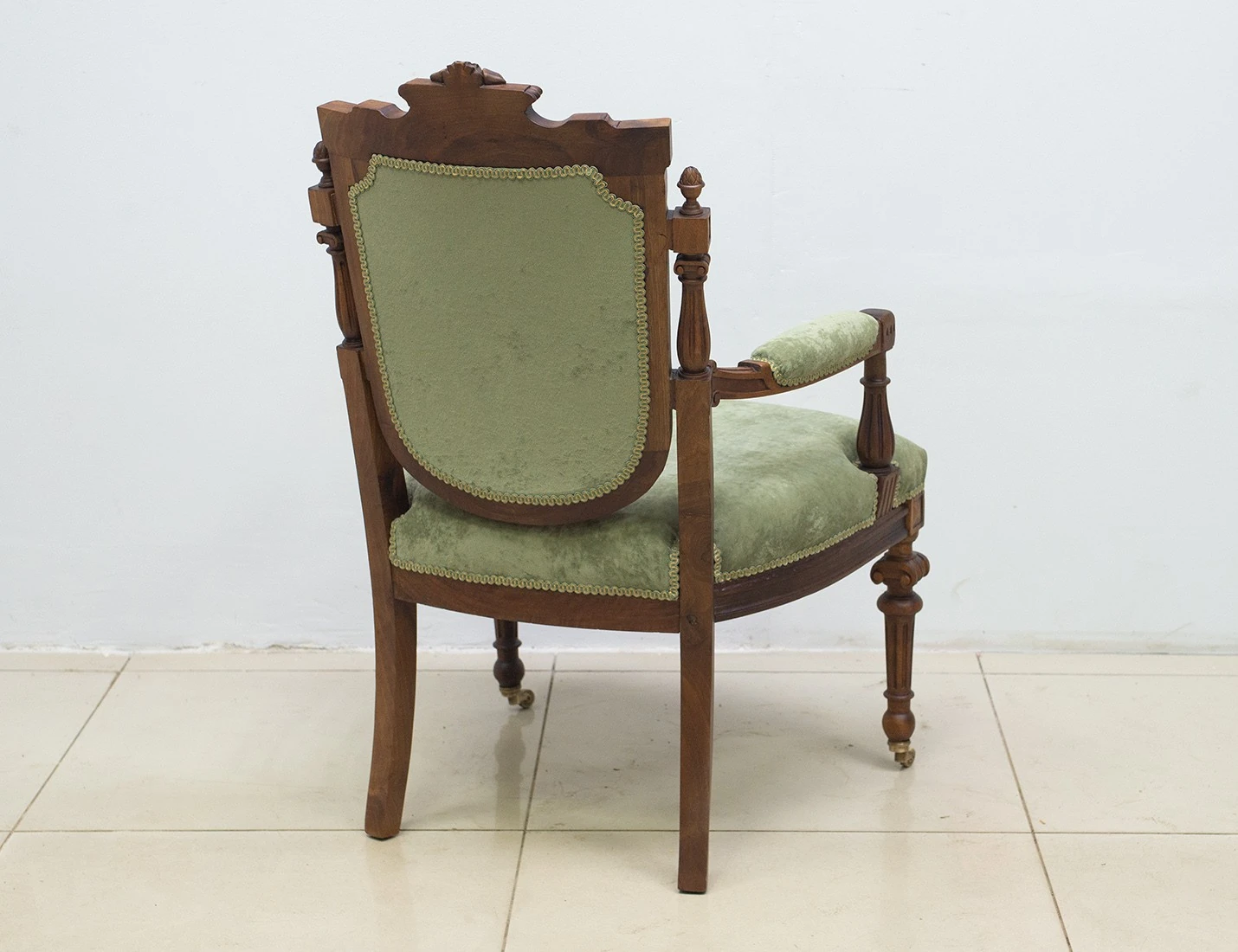 Реставрация антикварного кресла с резьбой, 19 век
