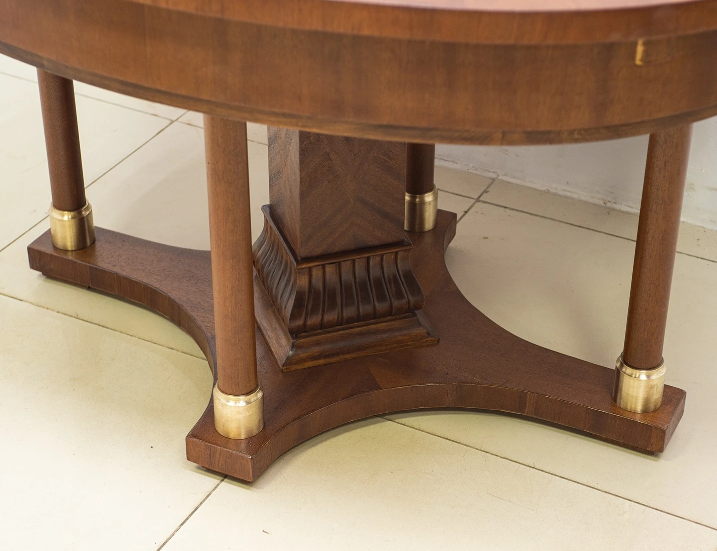 Реставрация обеденного стола красного дерева