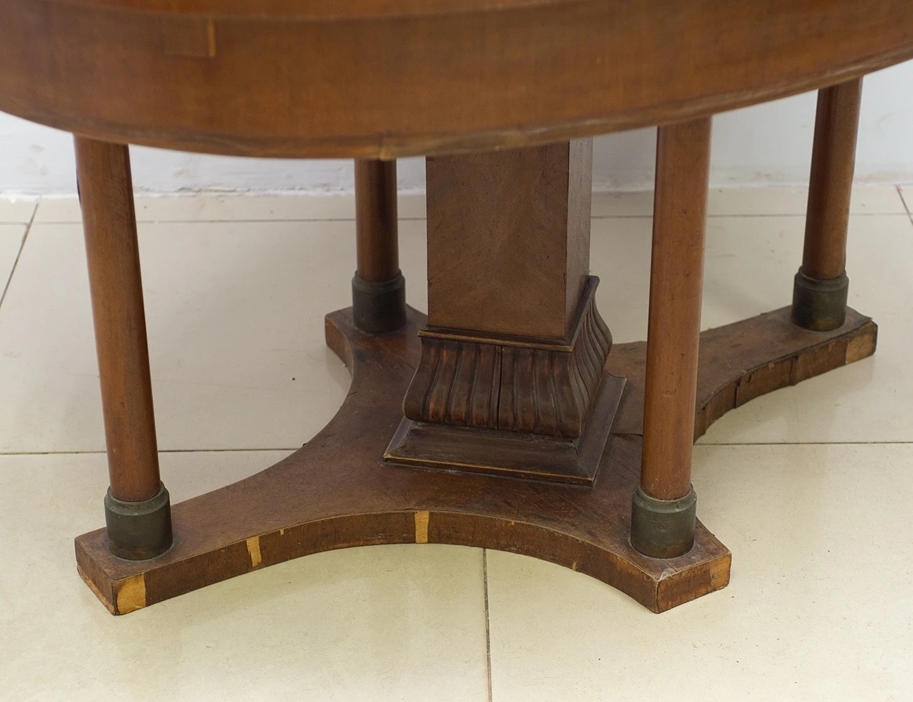 Реставрация обеденного стола красного дерева