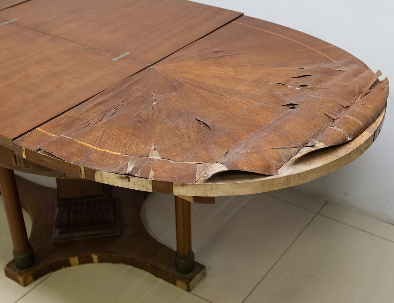 Реставрация обеденного стола красного дерева