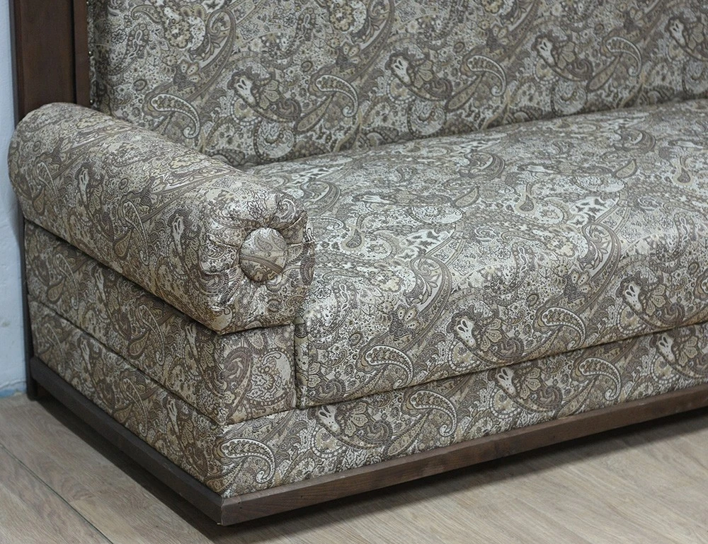 Реставрация дивана с высокой спинкой