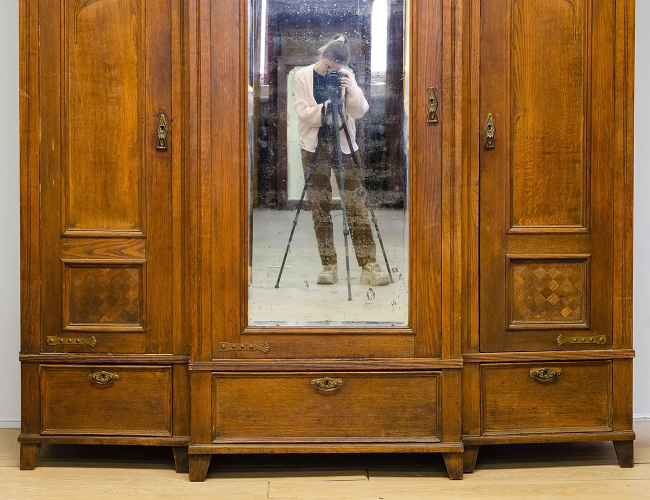 Реставрация антикварного дубового шкафа модерн