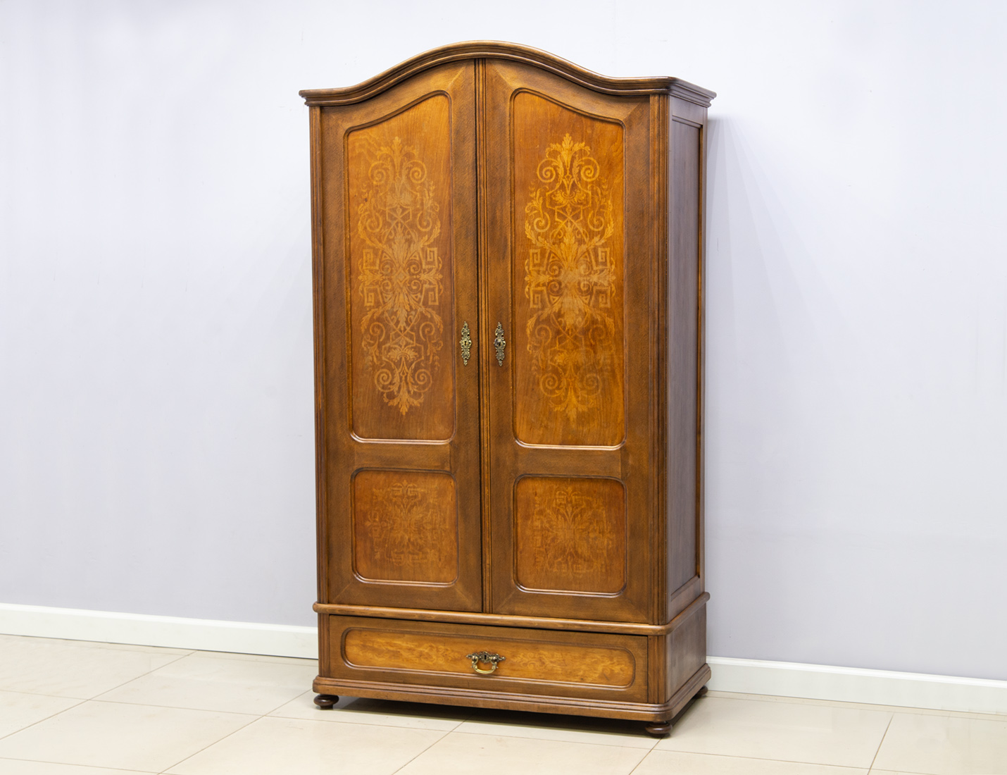 Реставрация антикварного платяного шкафа с узорами