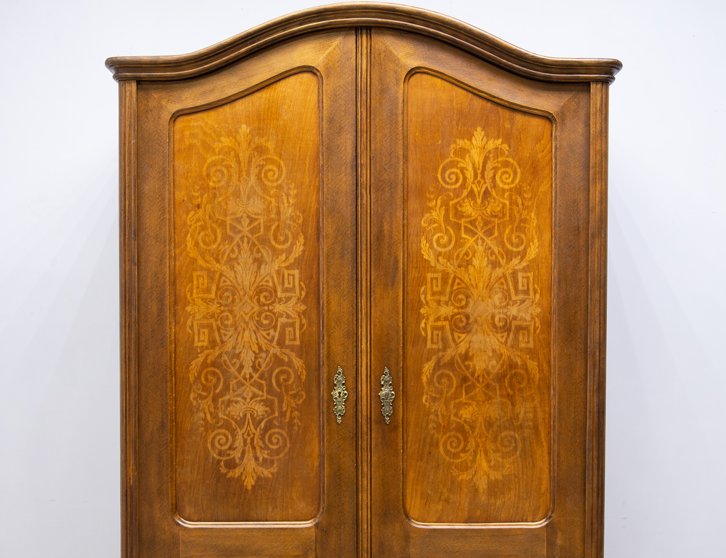 Реставрация антикварного платяного шкафа с узорами