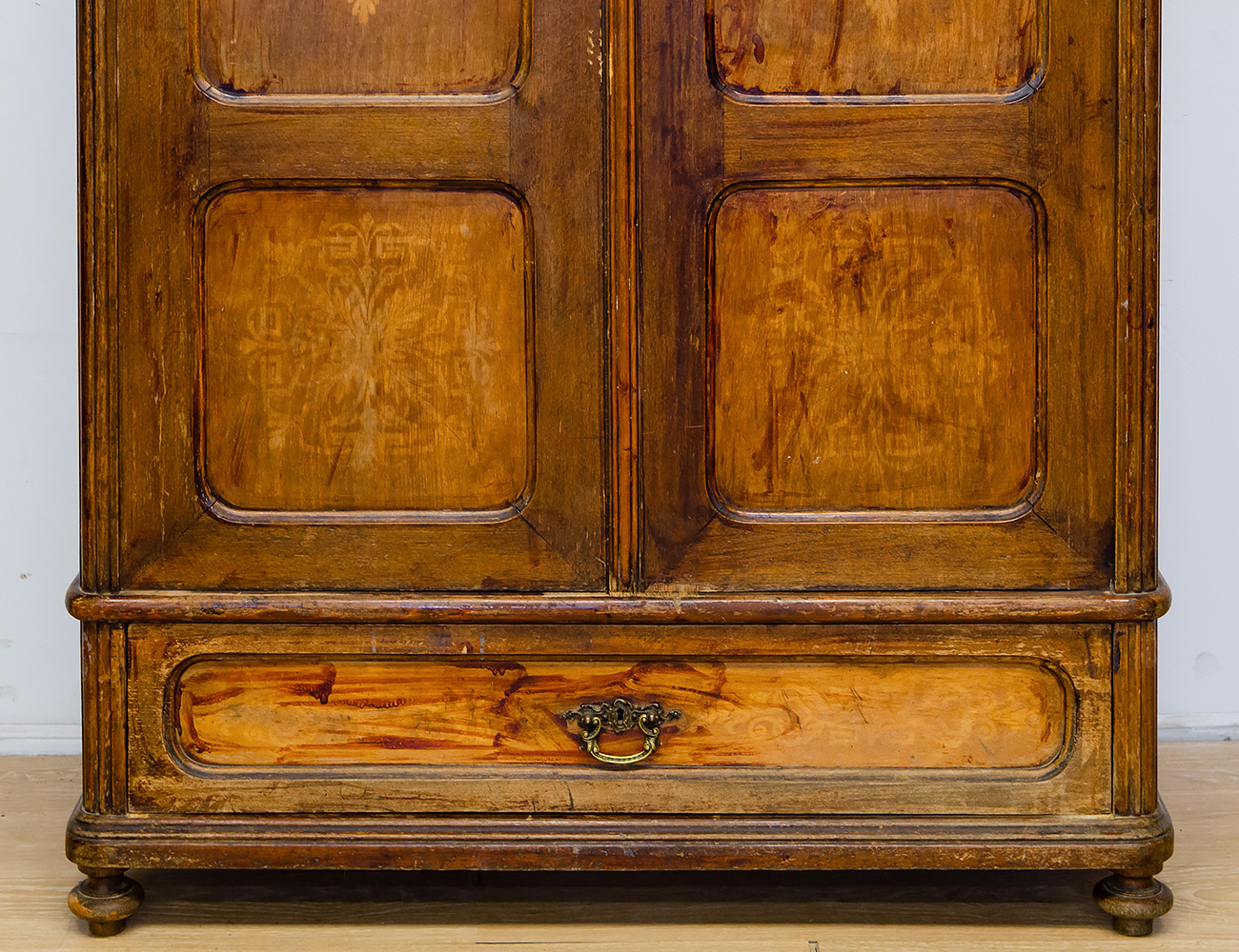 Реставрация антикварного платяного шкафа с узорами