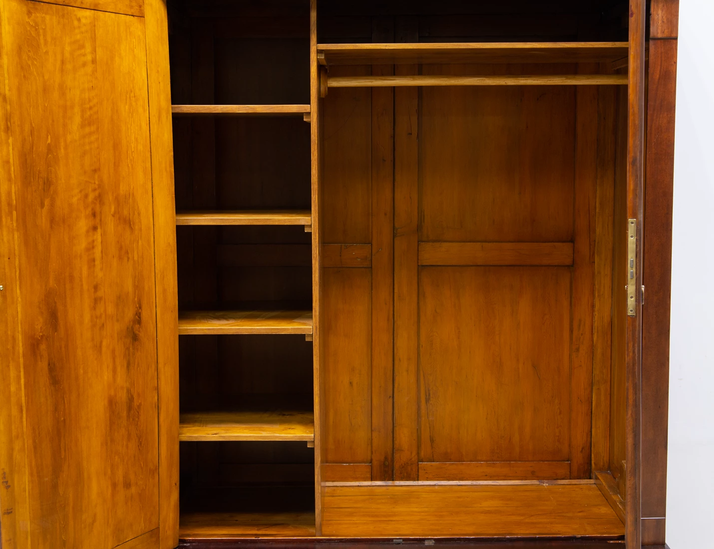 Реставрация антикварного платяного шкафа