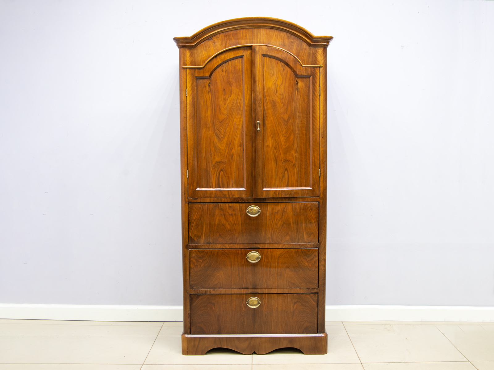 Реставрация антикварного шкафа монашки