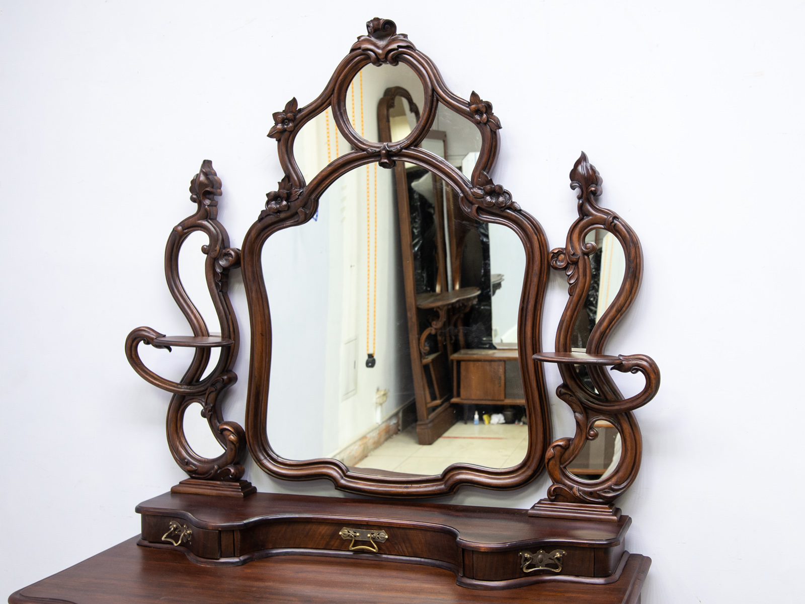 Реставрация антикварного дамского столика 19 века