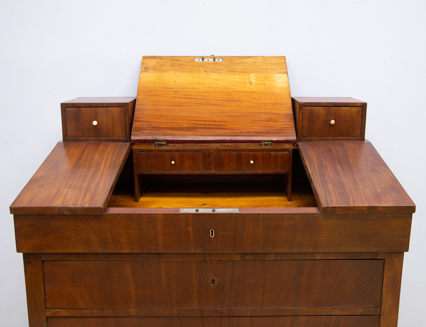 Реставрация антикварного секретера красного дерева