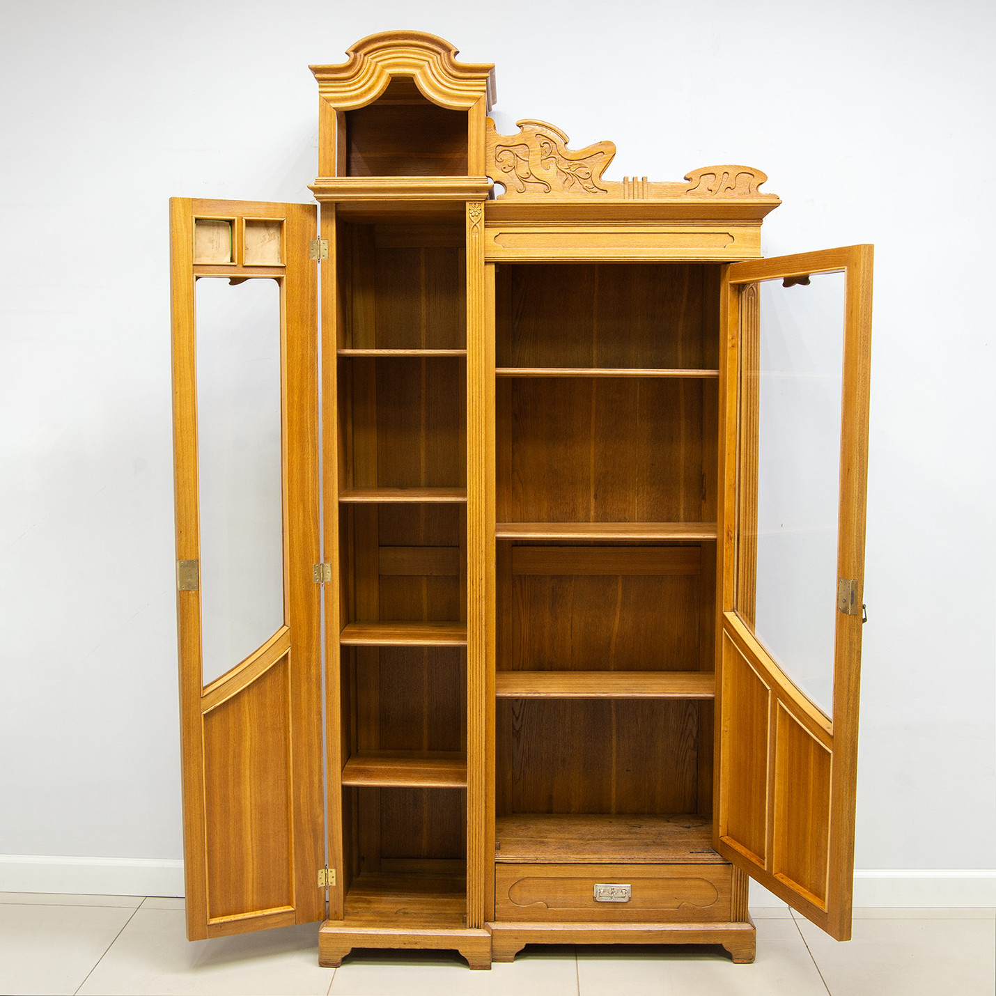 Реставрация антикварного дубового книжного шкафа модерн