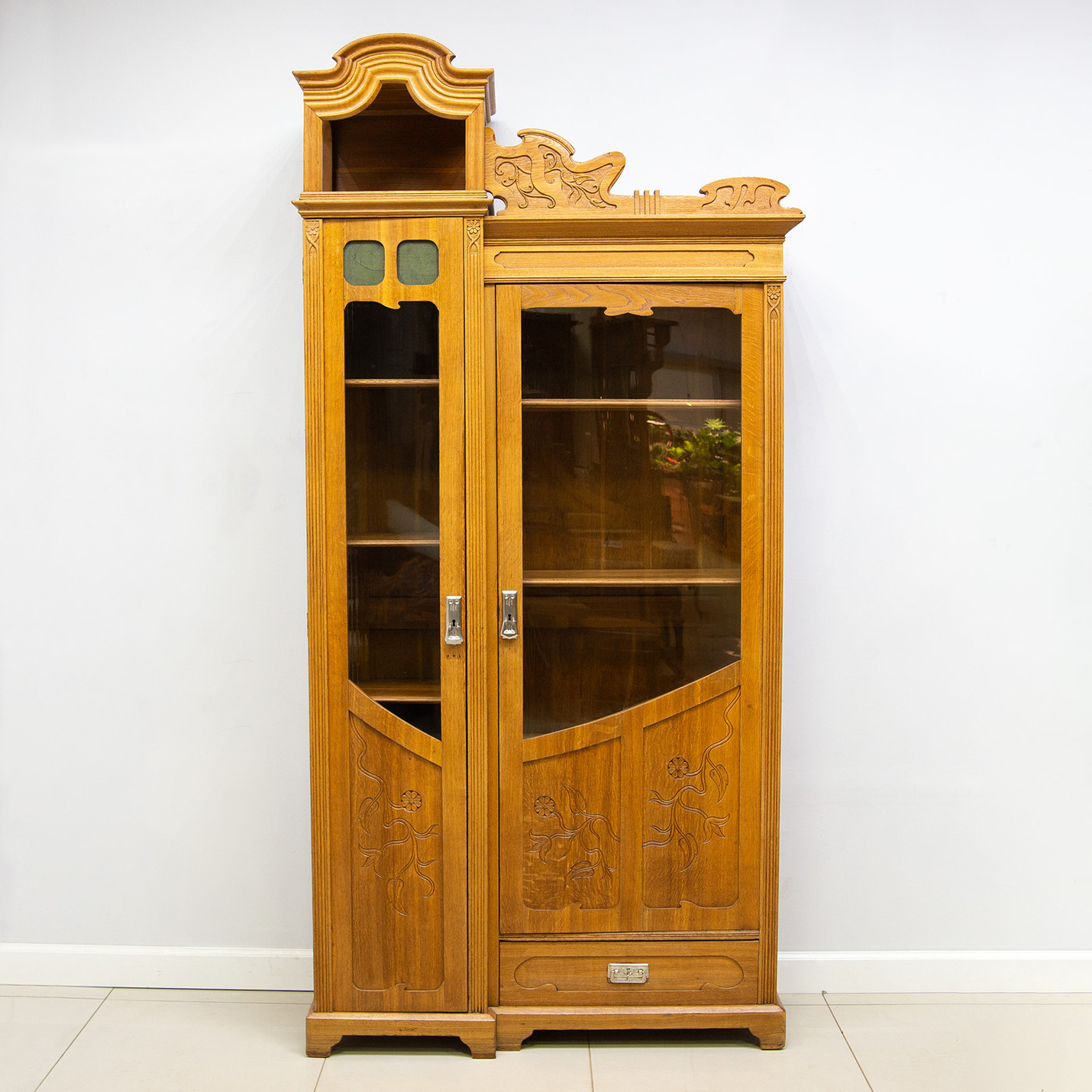 Реставрация антикварного дубового книжного шкафа модерн