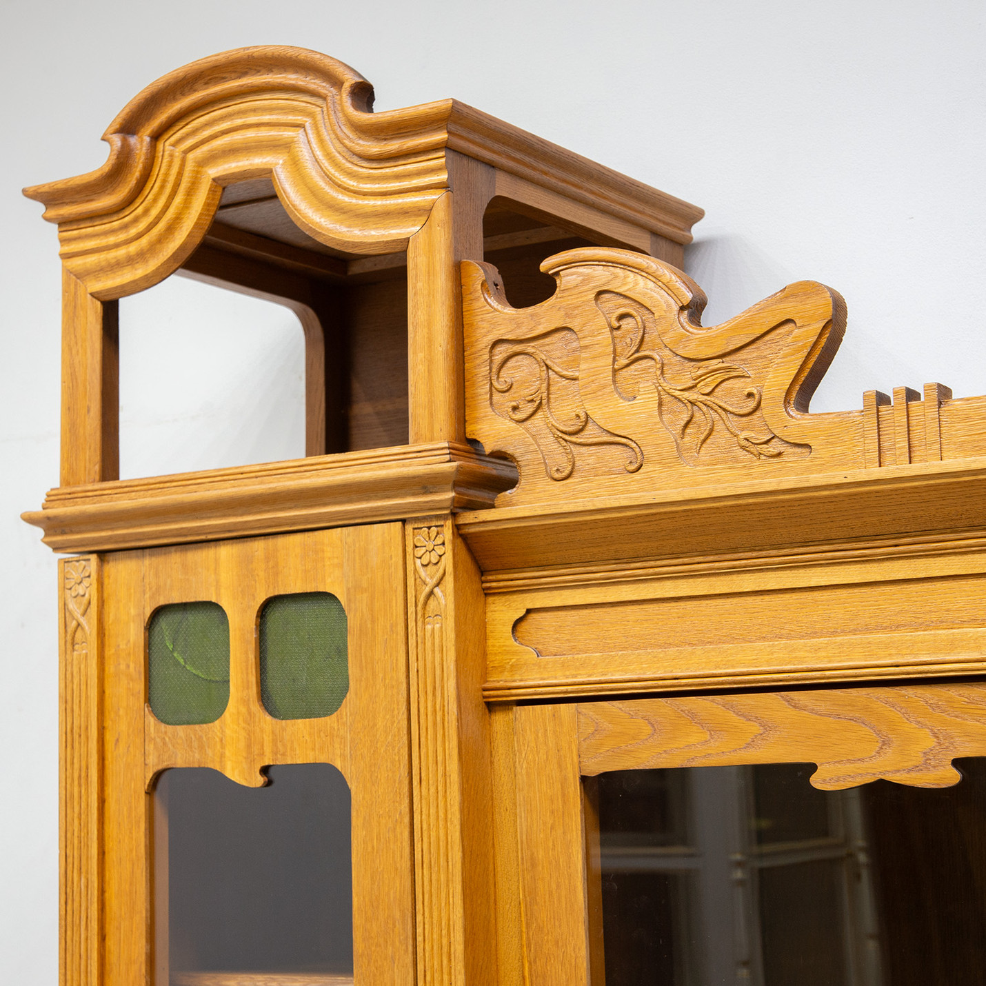 Реставрация антикварного дубового книжного шкафа модерн