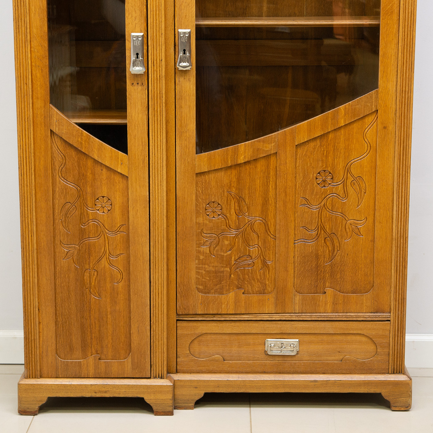 Реставрация антикварного дубового книжного шкафа модерн