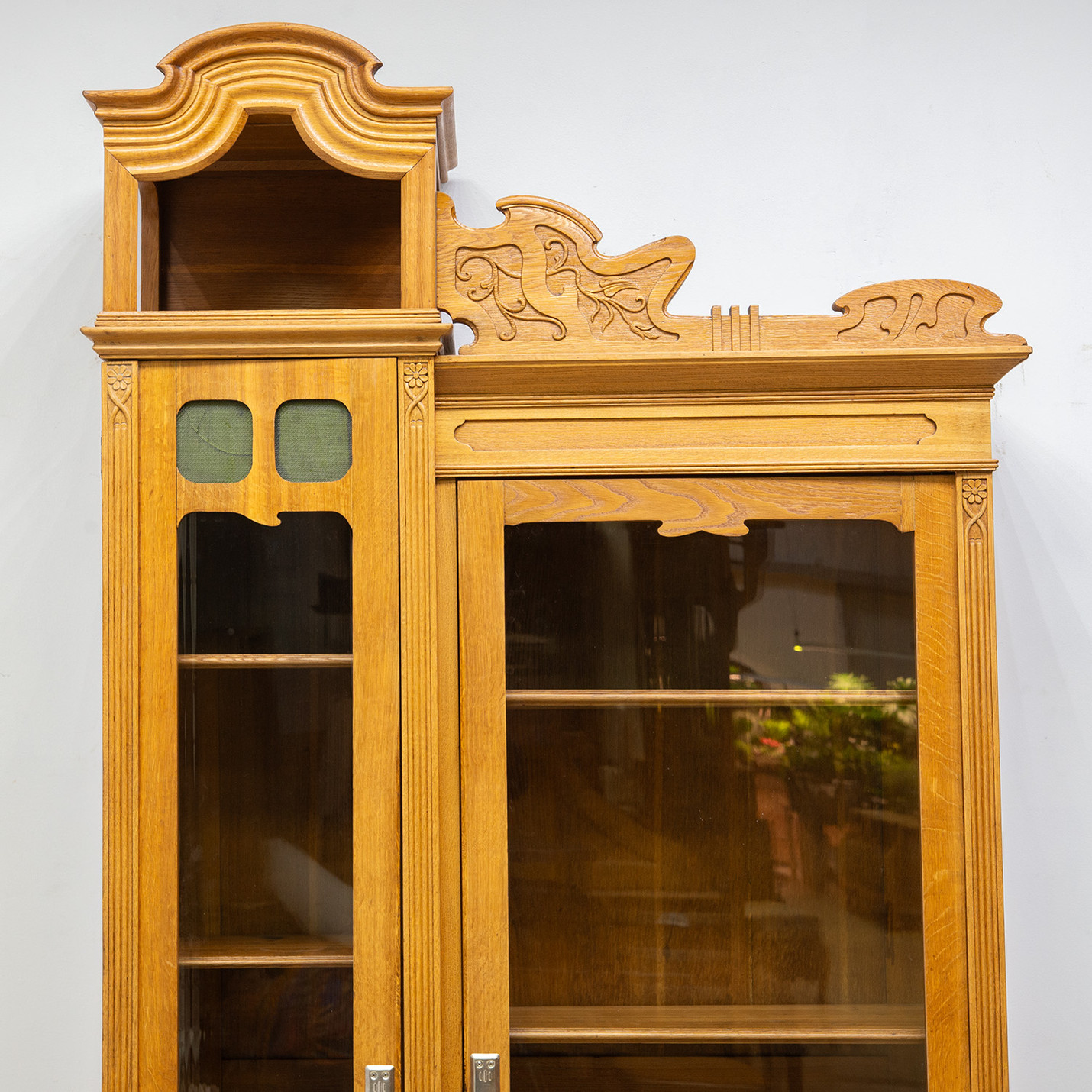 Реставрация антикварного дубового книжного шкафа модерн