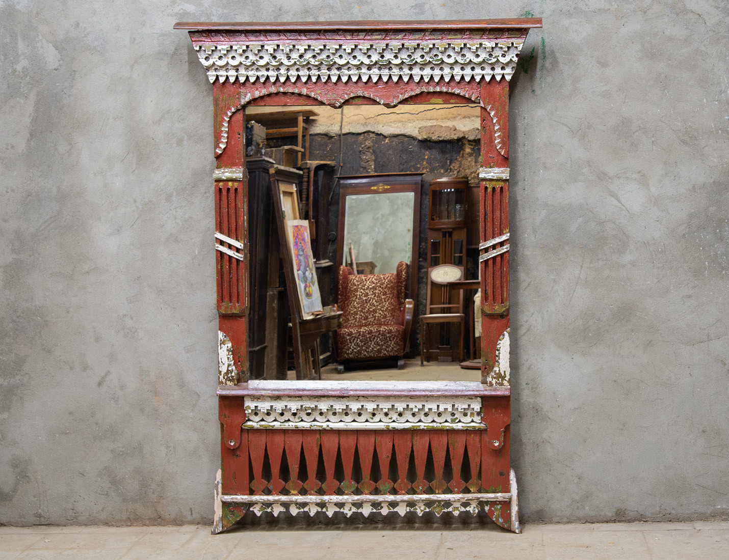 Установка зеркала в старинный наличник