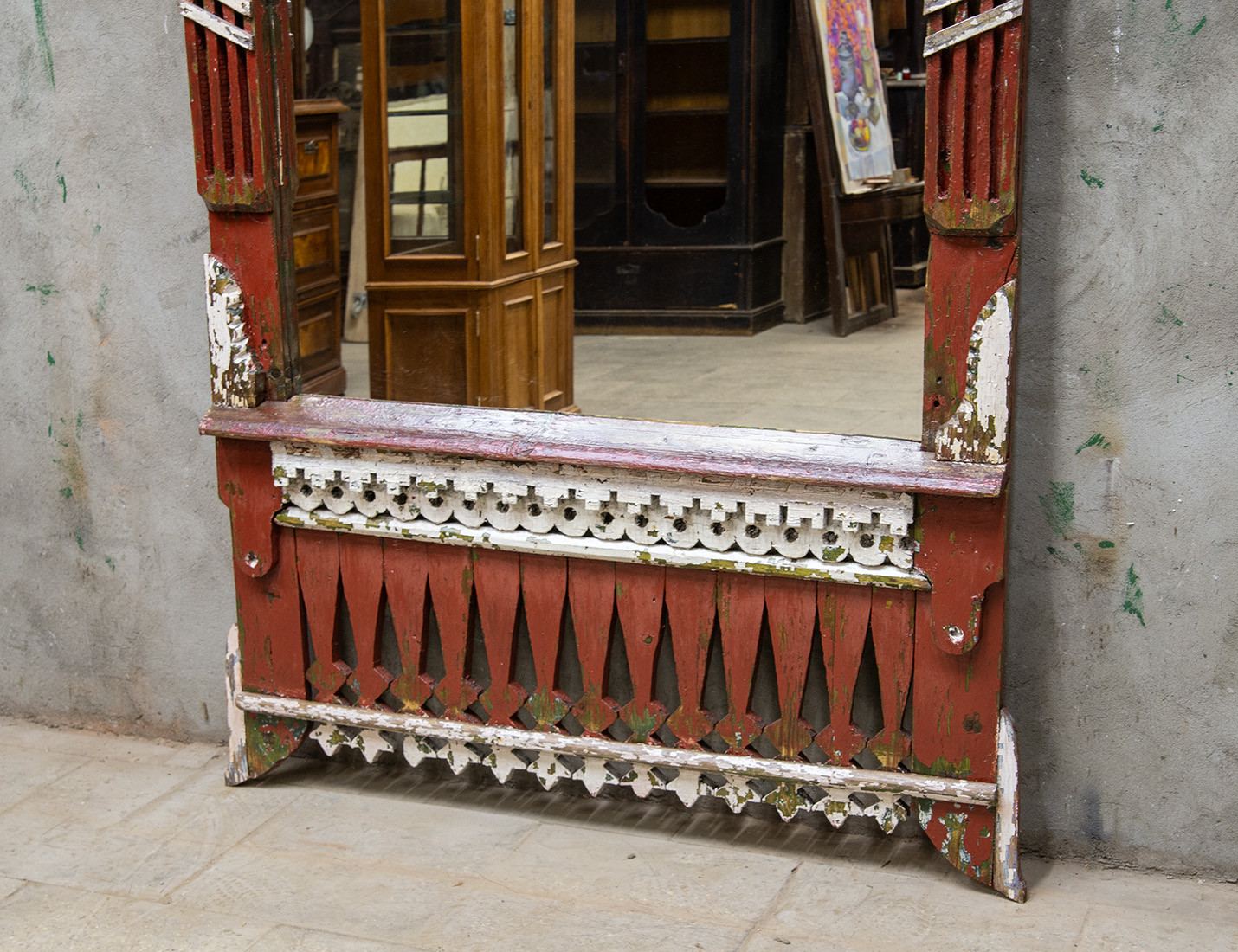 Установка зеркала в старинный наличник