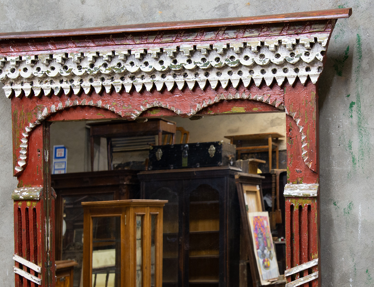 Установка зеркала в старинный наличник