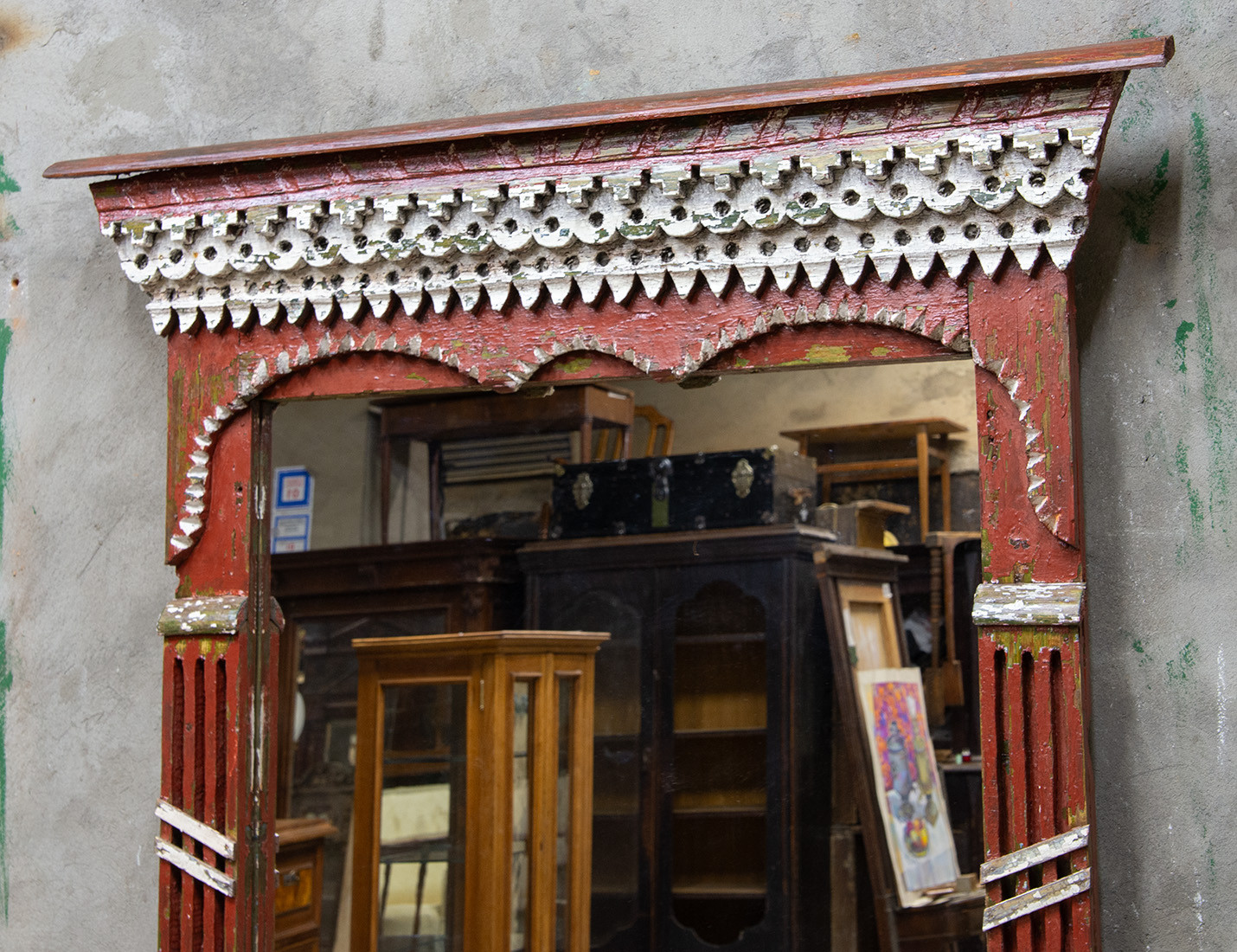 Установка зеркала в старинный наличник