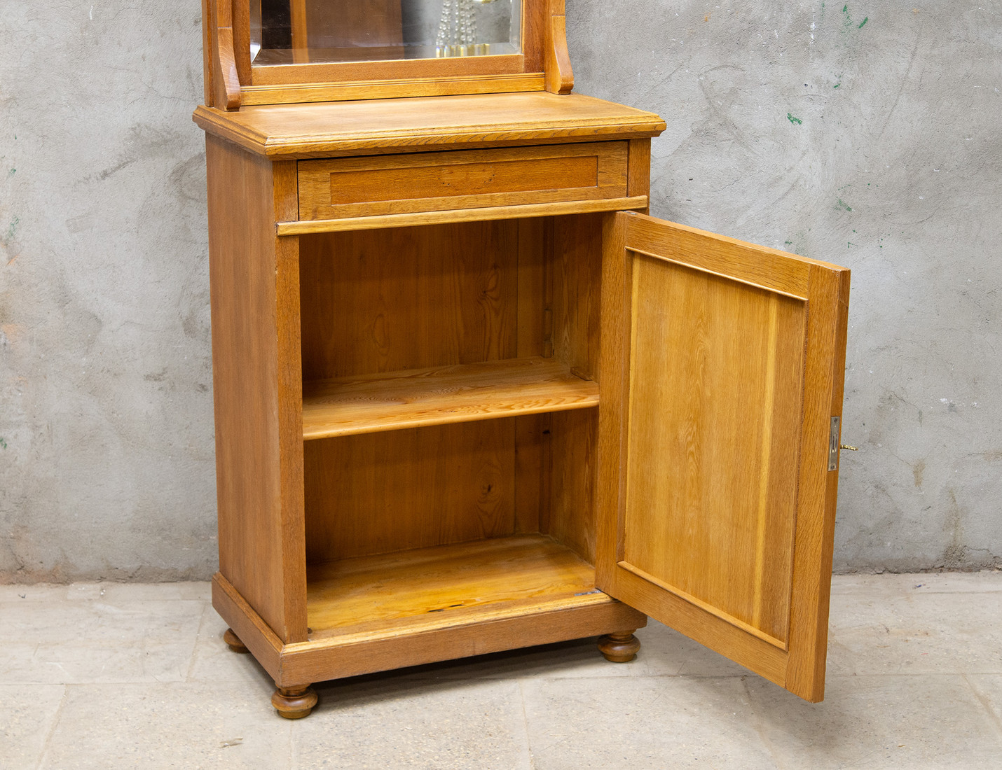 Реставрация старинного простеночного зеркала с тумбой