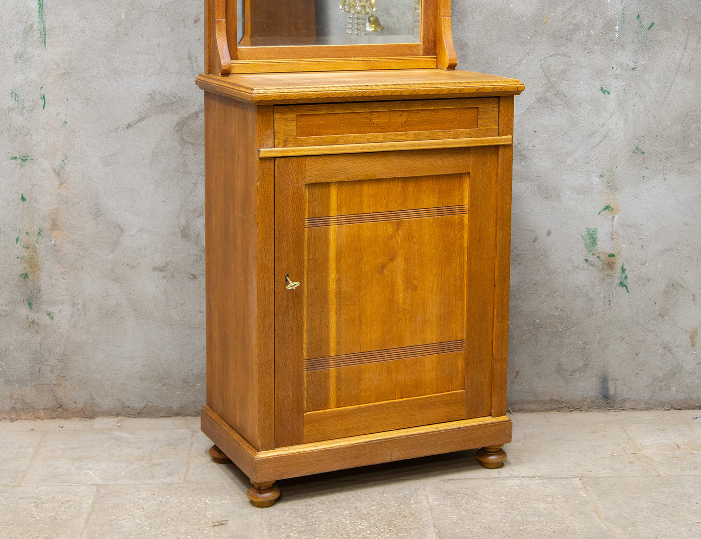 Реставрация старинного простеночного зеркала с тумбой