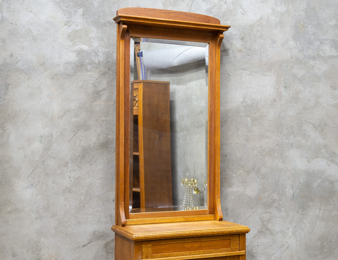 Реставрация старинного простеночного зеркала с тумбой