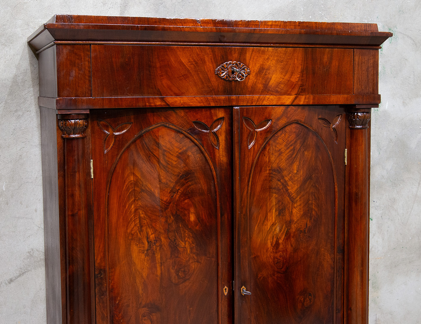 Реставрация антикварного шкафа красного дерева