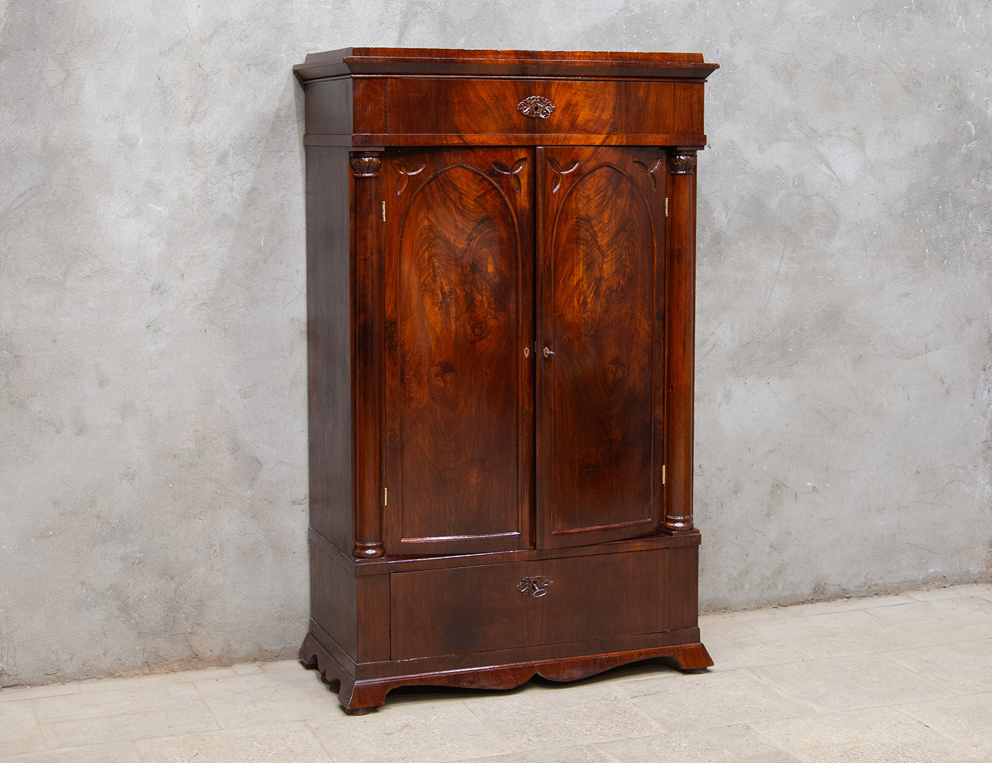 Реставрация антикварного шкафа красного дерева