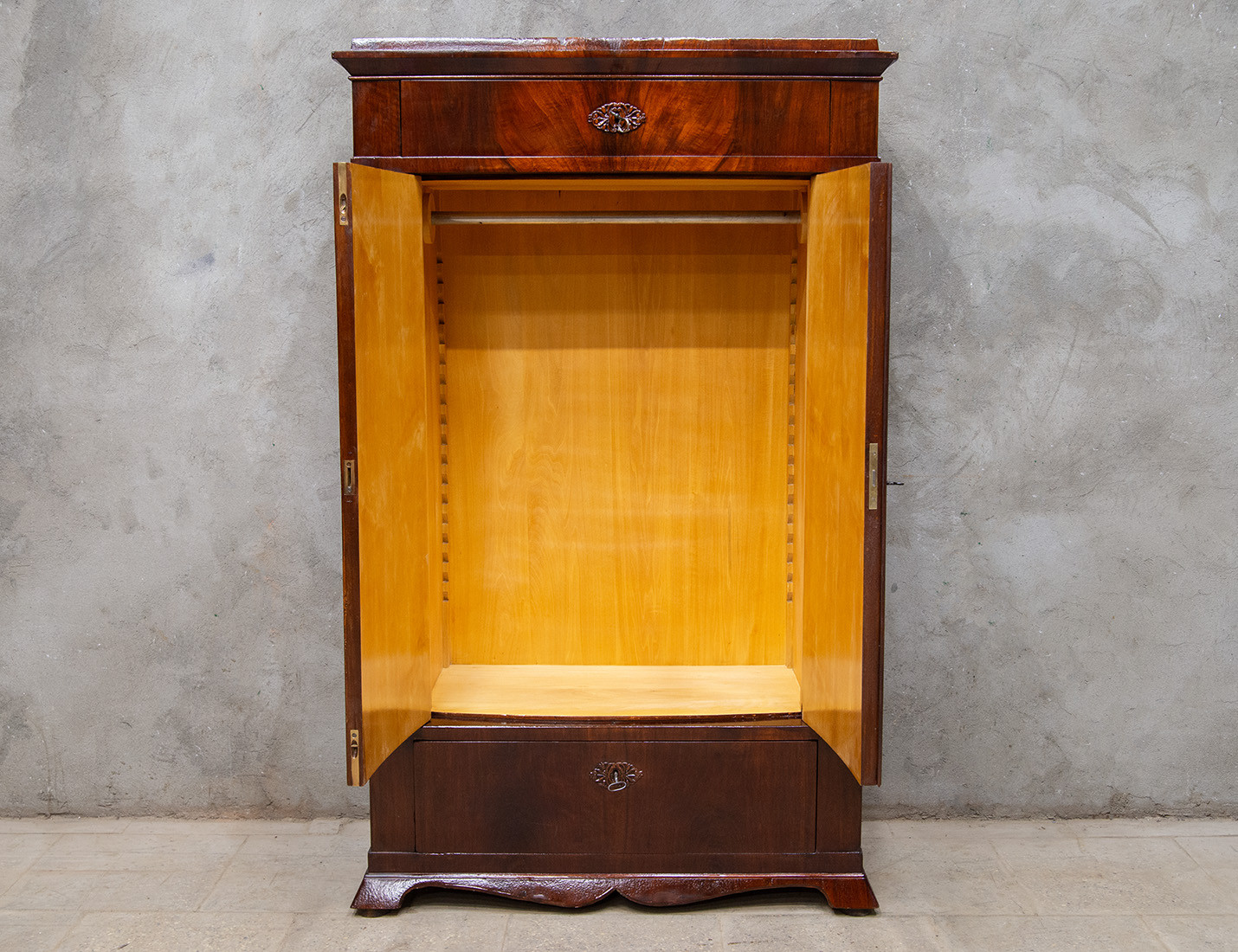 Реставрация антикварного шкафа красного дерева