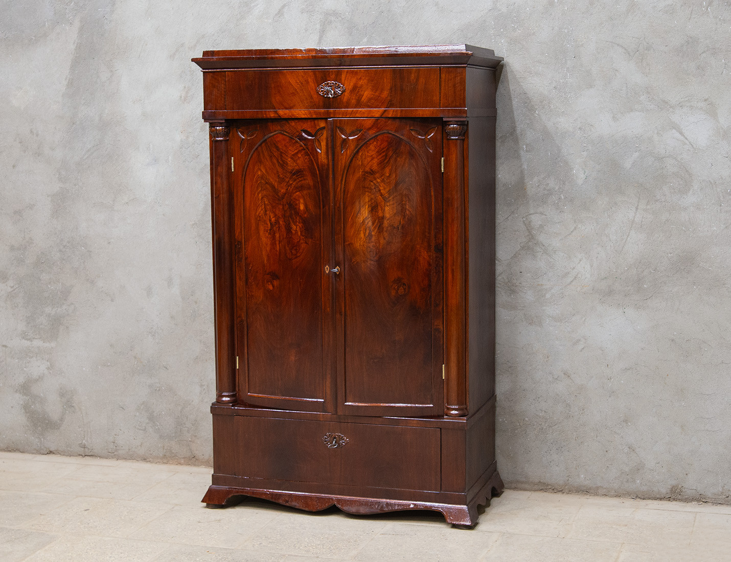 Реставрация антикварного шкафа красного дерева