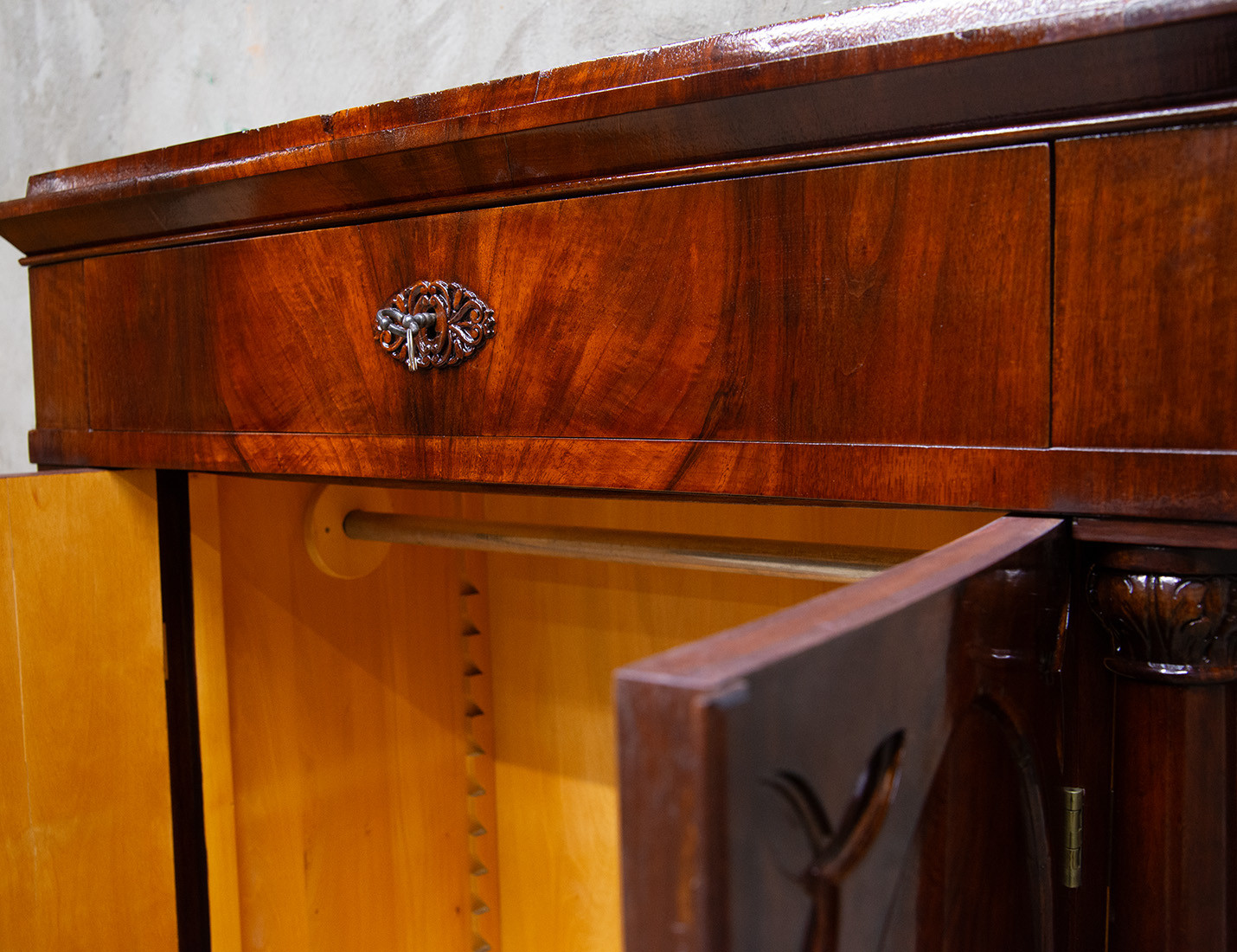 Реставрация антикварного шкафа красного дерева