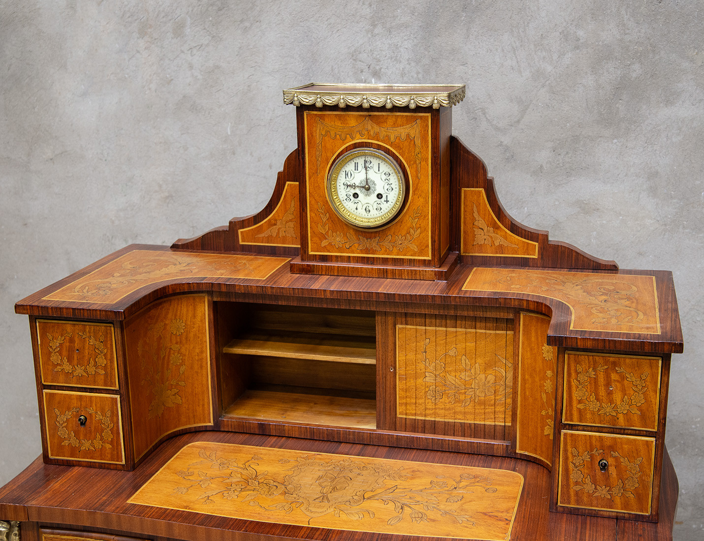 Реставрация антикварного секретера с часами
