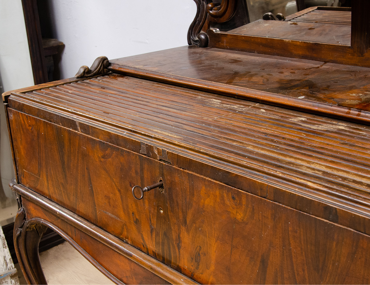 Реставрация антикварного бюро в стиле рококо