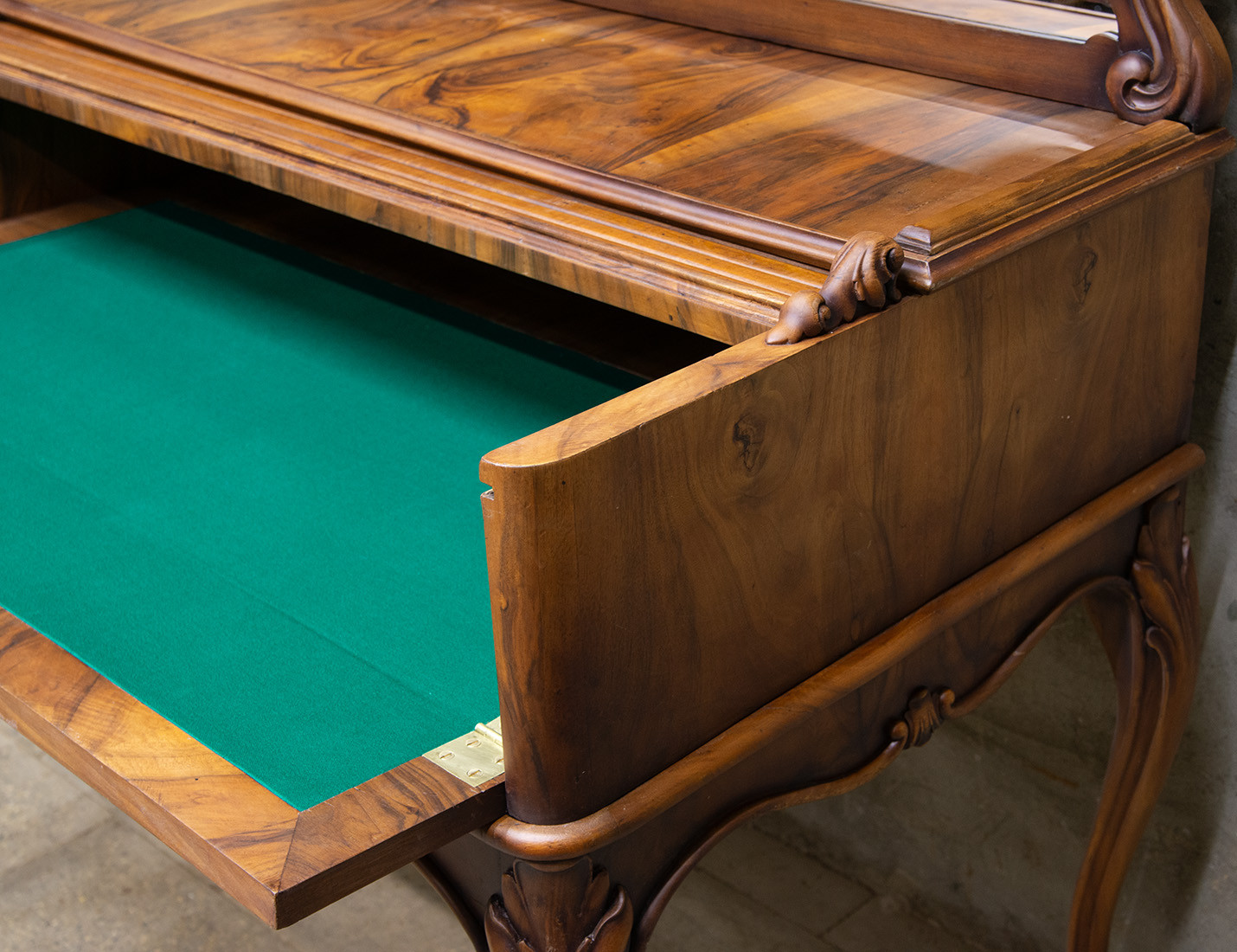 Реставрация антикварного бюро в стиле рококо